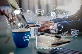 Descreve uma pessoa digitando em um computador.